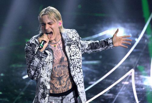 epa11132766 Italian singer Il Tre performs on stage at the Ariston theatre during the 74th Sanremo Italian Song Festival in Sanremo, Italy, 06 February 2024. The music festival runs from 06 to 10 February 2024.  EPA/ETTORE FERRARI