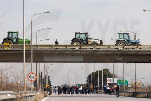 epa11133902 Farmers block Athens-Thessaloniki highway at the height of Malgara during a protest, near Thessaloniki, Greece, 07 February 2024. Farmers across Europe continue to protest against what they say are harmful agricultural policies.  EPA/ACHILLEAS CHIRAS