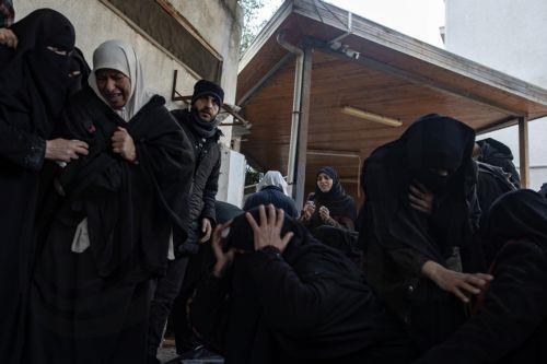 epa11138562 People mourn next to the bodies of the members of two Palestinian families following an Israeli airstrike on the Rafah refugee camp, southern Gaza Strip, 09 February 2024. More than 27,500 Palestinians and over 1,300 Israelis have been killed, according to the Palestinian Health Ministry and the Israel Defense Forces (IDF), since Hamas militants...