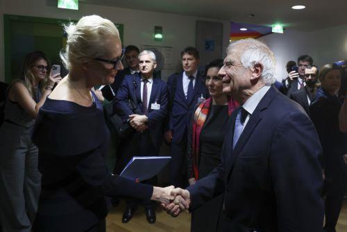 epa11166021 Yulia Navalnaya, the widow of Alexei Navalny, with European Union Foreign Policy Chief Josep Borrell on the day of a meeting of European Union foreign ministers in Brussels, Belgium February 19, 2024.  EPA/YVES HERMAN / POOL
