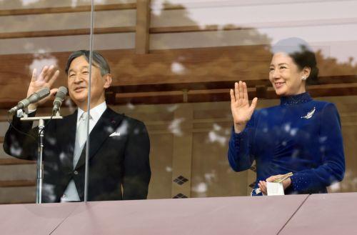 epa11173949 Japanese Emperor Naruhito and Empress Masako wave to well-wishers from the balcony of the Imperial Palace in Tokyo, Japan 23 February 2024. Emperor Naruhito appeared to greet the public on his 64th birthday, flanked by Empress Masako and other members of the Japanese Royal Family.  EPA/YOSHIKAZU TSUNO / POOL