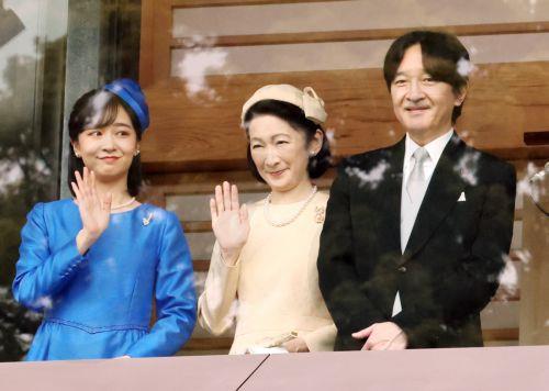 epa11173956 (R-L) Japanese Crown Prince Akishino, Crown Princess Kiko and Princess Kako greet well-wishers from the balcony of the Imperial Palace in Tokyo, Japan 23 February 2024. Japanese Emperor Naruhito appeared to greet the public on his 64th birthday, flanked by Empress Masako and other members of the Japanese Royal Family.  EPA/YOSHIKAZU TSUNO / POOL