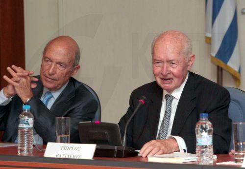 Ο πρώην Πρόεδρος της Κυπριακής Δημοκρατίας Γιώργος Βασιλείου συνομιλεί με τον πρώην πρωθυπουργό Κώστα Σημίτη, στο Αμφιθέατρο «Γιάννος Κρανιδιώτης», Τρίτη 15 Οκτωβρίου 2013. Πραγματοποιήθηκε στο Αμφιθέατρο του Υπουργείου Εξωτερικών η παρουσίαση της αυτοβιογραφίας του πρώην Προέδρου της Κυπριακής Δημοκρατίας Γιώργου Βασιλείου « ΜΙΑ Σύγχρονη Οδύσσεια », από...