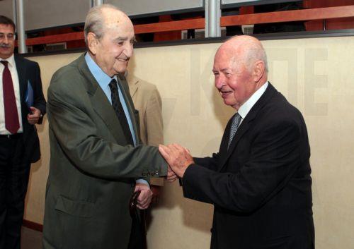 Ο πρώην Πρόεδρος της Κυπριακής Δημοκρατίας Γιώργος Βασιλείου συνομιλεί με τον πρώην πρωθυπουργό Κωνσταντίνο Μητσοτάκη, στο Αμφιθέατρο «Γιάννος Κρανιδιώτης», Τρίτη 15 Οκτωβρίου 2013. Πραγματοποιήθηκε στο Αμφιθέατρο του Υπουργείου Εξωτερικών η παρουσίαση της αυτοβιογραφίας του πρώην Προέδρου της Κυπριακής Δημοκρατίας Γιώργου Βασιλείου « ΜΙΑ Σύγχρονη Οδύσσεια...