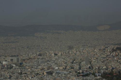 Πέπλο αφρικανικής σκόνης καλύπτει μεγάλο μέρος της πόλης της Αθήνας, Τρίτη 2 Απριλίου 2024. Συνεχίζεται το κύμα αφρικανικής σκόνης που σαρώνει τη χώρα. Νέα επεισόδια συγκέντρωσης αφρικανικής σκόνης αναμένονται μέχρι και το τέλος Μαΐου, όπως αναφέρει, μιλώντας στο Αθηναϊκό - Μακεδονικό Πρακτορείο Ειδήσεων, ο καθηγητής - πρόεδρος του τμήματος Φυσικής του...