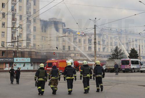epa11288363 Ukrainian rescuers work at the site of a rocket attack on a residential building in Dnipro, Dnipropetrovsk region, southeastern Ukraine, 19 April 2024, amid the Russian invasion. According to the State Emergency Service, at least seven people died, including two children, and 26 others were injured in a Russian rocket attack on the Dnipro region...
