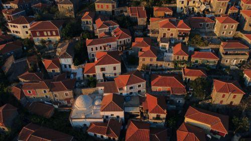 Φωτογραφία που δόθηκε στη δημοσιότητα το Σάββατο 20 Απριλίου 2024 και εικονίζει την πόλη του Μολύβου από ψηλά. Τα «μωβ ποτάμια» του Μολύβου στη βόρεια Λέσβο, απλώθηκαν και πάλι πάνω από τα λιθόστρωτα σοκάκια, του πανέμορφου χωριού. Ο λόγος για το σήμα κατατεθέν της τουριστικής πρωτεύουσας του νησιού τις μέρες του Πάσχα, τα σαλκίμια με τα εντυπωσιακά τσαμπιά...