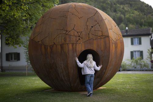 epaselect epa11307805 The sculpture 'Harmonia Mundi - Il canto di Bad Ragaz' by Italian artist Sasha Vinci at the international outdoor art exhibition 'Bad Ragartz' in Bad Ragaz, Switzerland, 28 April 2024 (issued 29 April 2024). The exhibition officially opens on 04 May and runs until 30 October. Artworks by 88 artists are on display.  EPA/GIAN EHRENZELLER