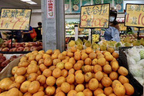 epa11307902 A Taiwanese residents checks oranges put for sale in Taipei, Taiwan, 29 March 2024. China is set to resume importing citrus fruit and two varieties of fish from Taiwan as long as they adhere to quarantine standards, as announced by Zhao Zenglian, the vice minister of China's General Administration of Customs, on 28 March. The ban on these...