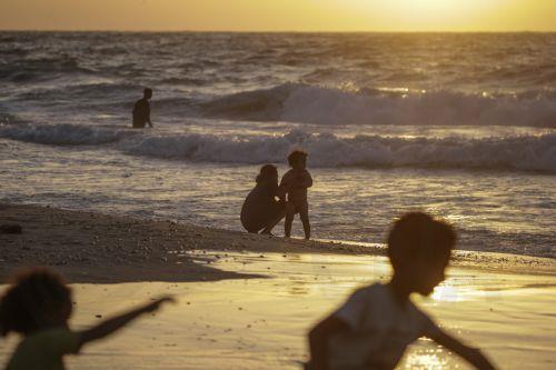 epaselect epa11317065 Displaced Palestinians who fled from the northern Gaza strip at Deir Al Balah beach in the southern Gaza Strip, 03 May 2024. More than 34,550 Palestinians and over 1,455 Israelis have been killed, according to the Palestinian Health Ministry and the Israel Defense Forces (IDF), since Hamas militants launched an attack against Israel...
