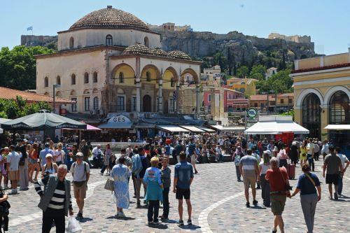 Πλήθος τουριστών περπατάει στην πλατεία Μοναστηρακίου εκμετελευόμενοι τον πολύ καλό καιρό, Δευτέρα του Πάσχα 6 Μαϊου 2024. ΑΠΕ-ΜΠΕ/ΑΠΕ-ΜΠΕ/ΑΛΕΞΑΝΔΡΟΣ ΒΛΑΧΟΣ
