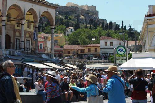 Πλήθος τουριστών περπατάει στην πλατεία Μοναστηρακίου εκμετελευόμενοι τον πολύ καλό καιρό, Δευτέρα του Πάσχα 6 Μαϊου 2024. ΑΠΕ-ΜΠΕ/ΑΠΕ-ΜΠΕ/ΑΛΕΞΑΝΔΡΟΣ ΒΛΑΧΟΣ