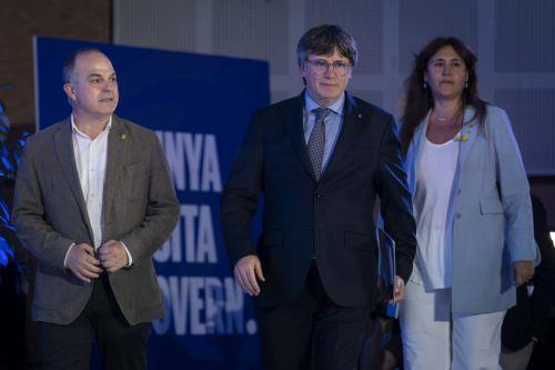 epa11336197 Catalonian JxCat party candidate Carles Puigdemont (C) arrives to deliver a press conference during the Catalonia regional election, in Argeles-sur-Mer, France, 12 May 2024. Catalonia holds regional elections on 12 May in which Catalans are called to elect the 15th Parliament of the autonomous community of Catalonia.  EPA/David Borrat
