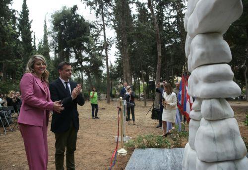 Ο δήμαρχος Αθηναίων Χάρης Δούκας  και η υπουργός Εξωτερικών του Καναδά Melanie Joly παρίστανται σε εκδήλωση για τα αποκαλυπτήρια του αγάλματος Inukshuk στο πάρκο των Ιλισίων, Αθήνα, Παρασκευή 17 Μαΐου 2024. Το άγαλμα  Inukshuk της τεχνοτροπίας των αυτόχθονων Inuit του Καναδά  είναι ενας συμβολισμός των ανθρωπίνων δικαιωμάτων και της φιλίας των λαών....