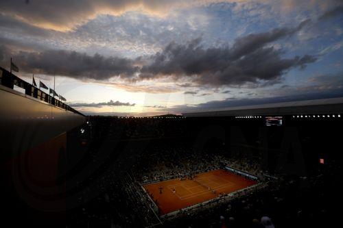 epa11372301 A general view at Court Philippe Chatrier as Andy Murray of Great Britain (L) is in action during his Men's Singles 1st round match against Stan Wawrinka of Switzerland during the French Open Grand Slam tennis tournament at Roland Garros in Paris, France, 26 May 2024.  EPA/YOAN VALAT