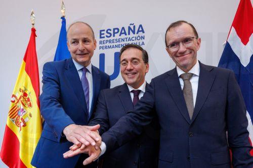 epa11372838 (L-R) Irish Foreign Minister Michael Martin, Spanish Foreign Minister Jose Manuel Albares and Norway's Foreign Minister Espen Barth Eide join hands during a press conference on the recognition of Palestinian statehood, at the Spanish representation office in Brussels, Belgium, 27 May 2024. On 22 May, Spain, Norway, and Ireland jointly announced...