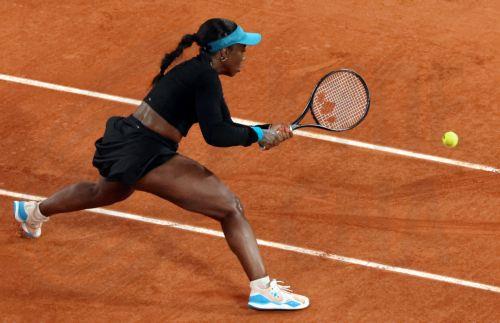 epa11373256 Sachia Vickery of the USA in action during her Women's Singles 1st round match against Ons Jabeur of Tunisia during the French Open Grand Slam tennis tournament at Roland Garros in Paris, France, 27 May 2024.  EPA/TERESA SUAREZ