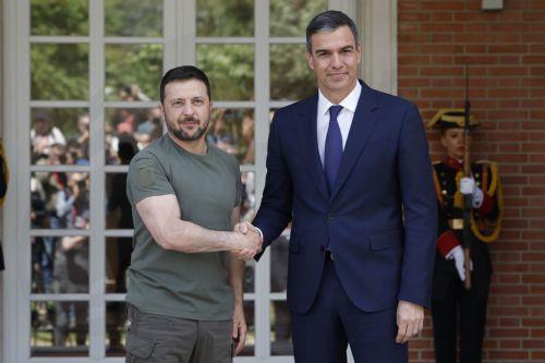epa11373260 Spanish Prime Minister Pedro Sanchez (R) greets Ukrainian President Volodimir Zelenski (L) upon his arrival before their meeting at La Moncloa Palace, in Madrid, Spain, 27 May 2024.  EPA/CHEMA MOYA
