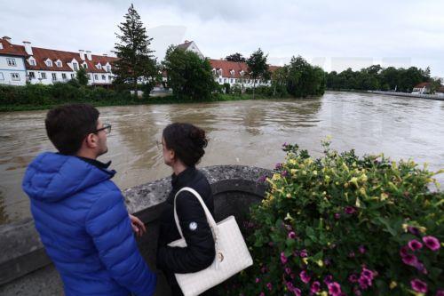epa11387643 People watch the flooded Danube in Neuburg an der Donau, Germany, 03 June 2024. Heavy rains caused flooding in Germany's southern states of Bavaria and Baden-Wuerttemberg.  EPA/ANNA SZILAGYI