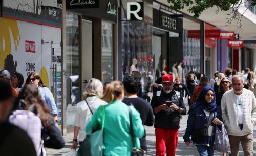 epa11393388 Shoppers walk down Oxford Street in London, Britain, 06 June 2024.  EPA/ANDY RAIN