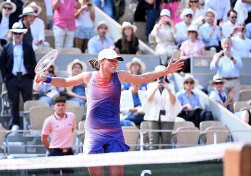 epa11393487 Iga Swiatek of Poland celebrates winning her Women's Singles semi final match against Coco Gauff of the USA during the French Open Grand Slam tennis tournament at Roland Garros in Paris, France, 06 June 2024.  EPA/CAROLINE BLUMBERG