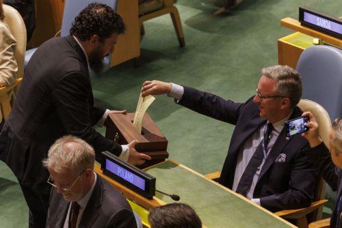 epa11393504 A member of the General Assembly from Poland submits their ballot, at the United Nations headquarters in New York, USA, 06 June 2024. United Nations members vote for the new non-permanent members of the Security Council.  EPA/SARAH YENESEL