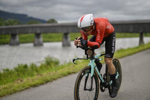 epa11400180 Arnaud Demare from France of Arkea - B&B Hotels in action during the first stage of the 87th Tour de Suisse cycling race, an individual time trial over 4.8 km with start and finish in Vaduz, Liechtenstein, 09 June 2024.  EPA/GIAN EHRENZELLER