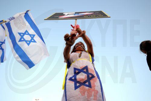 epaselect epa11418314 A participant carries a placard as anti-government protesters gather outside the Knesset, the Israeli parliament in Jerusalem, 17 June 2024. Thousands of protesters surround the Knesset calling to dissolve the government and go to early elections.  EPA/ABIR SULTAN