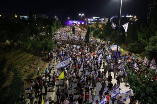 epa11418650 Anti-government protesters gather outside the Knesset, the Israeli parliament in Jerusalem, 17 June 2024. Thousands of protesters surround the Knesset calling to dissolve the government and go to early elections.  EPA/ABIR SULTAN