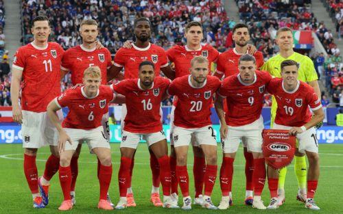 epa11418679 Starting eleven of Austria poses prior to the UEFA EURO 2024 group D soccer match between Austria and France, in Duesseldorf, Germany, 17 June 2024.  EPA/Leszek Szymanski POLAND OUT