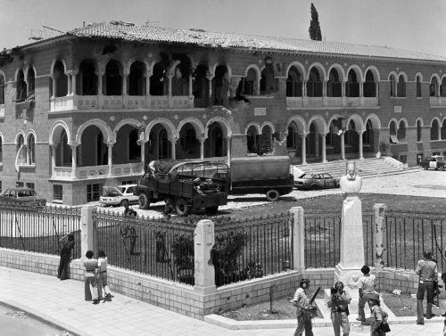 ΦΩΤΟΓΡΑΦΙΑ ΑΡΧΕΙΟ ΓΤΠ/ Η Αρχιεπισκοπή κατά το πραξικόπημα της 15ης Ιουλίου 1974 στην Κύπρο.Φέτος συμπληρώνονται 50 χρόνια από την τουρκική εισβολή στην Κύπρο το 1974.