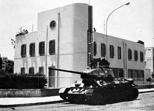 ΦΩΤΟΓΡΑΦΙΑ ΑΡΧΕΙΟ ΓΤΠ/ Άρματα μάχης σε μια από τις κύριες αρτηρίες της Λευκωσίας κατά το πραξικόπημα της 15ης Ιουλίου 1974 στην Κύπρο. Φέτος συμπληρώνονται 50 χρόνια από την τουρκική εισβολή στην Κύπρο το 1974.