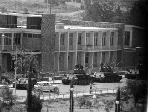 ΦΩΤΟΓΡΑΦΙΑ ΑΡΧΕΙΟ ΓΤΠ/ Άρματα μάχης σε μια από τις κύριες αρτηρίες της Λευκωσίας κατά το πραξικόπημα της 15ης Ιουλίου 1974 στην Κύπρο. Φέτος συμπληρώνονται 50 χρόνια από την τουρκική εισβολή στην Κύπρο το 1974.