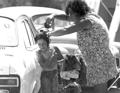 ΦΩΤΟΓΡΑΦΙΑ ΑΡΧΕΙΟ ΓΤΠ/ Αύγουστος του 1974. Το δάσος της Άχνας μετατρέπεται σε καταφύγιο χιλιάδων προσφύγων. Από χωριά της Μεσαορίας, της Αμμοχώστου και της Κερύνειας. Σκηνές ανθρώπινου πόνου και δυστυχίας που συγκλονίζουν. Παιδιά κοιμούνται στο χώμα, μάνες που κλαίνε σκοτωμένα ή αγνοούμενα παιδιά. Άνθρωποι που δεν έχουν τα βασικά φαγητό και ρούχα.Φέτος...