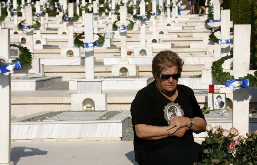 ΦΩΤΟΓΡΑΦΙΑ ΚΥΠΕ/ΚΑΤΙΑ ΧΡΙΣΤΟΔΟΥΛΟΥ Τύμβος Μακεδονίτισσας. Συγγενείς στον τάφο του αγαπημένου τους προσώπου κατά τη διάρκεια επιμνημόσυνης δέησης που διοργανώνεται κάθε χρόνο για όλους τους στρατιώτες που έχασαν τη ζωή τους πολεμώντας στην τουρκική εισβολή το 1974 στην Κύπρο. Φέτος συμπληρώνονται 50 χρόνια από την τουρκική εισβολή στην Κύπρο το 1974.