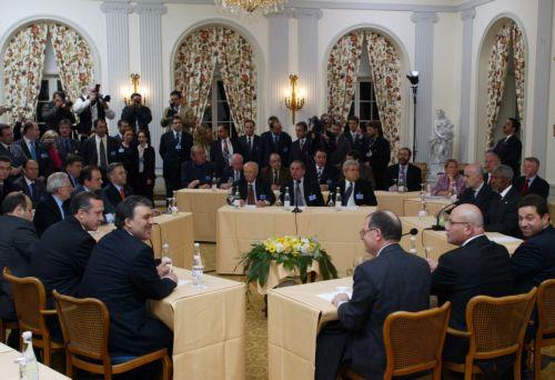 ΦΩΤΟΓΡΑΦΙΑ ΚΥΠΕ/ΚΑΤΙΑ ΧΡΙΣΤΟΔΟΥΛΟΥ Ο Γενικός Γραμματέας Κόφι Ανάν απευθύνεται στις δύο πλευρές για το τελικό του σχέδιο για τη διευθέτηση του Κυπριακού στην τελετή λήξης των συνομιλιών στο Buergenstock κοντά στη Λουκέρνη, Ελβετία, Τετάρτη 31 Μαρτίου 2004. Φέτος συμπληρώνονται 50 χρόνια από την τουρκική εισβολή στην Κύπρο το 1974.