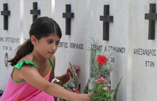 ΦΩΤΟΓΡΑΦΙΑ ΚΥΠΕ/ΚΑΤΙΑ ΧΡΙΣΤΟΔΟΥΛΟΥ Συγγενείς στον τάφο του αγαπημένου τους προσώπου κατά τη διάρκεια επιμνημόσυνης δέησης που διοργανώνεται κάθε χρόνο στο Κοιμητήριο Κωνσταντίνου και Ελένης για όλους που έπεσαν κατά το πραξικόπημα της 15ης Ιουλίου 1974 για την υπεράσπιση της δημοκρατίας και της νομιμότητας. Φέτος συμπληρώνονται 50 χρόνια από την τουρκική...