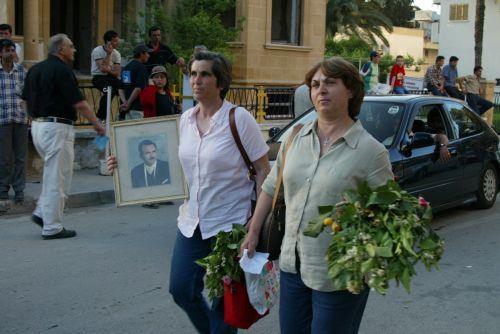 ΦΩΤΟΓΡΑΦΙΑ ΚΥΠΕ/ΚΑΤΙΑ ΧΡΙΣΤΟΔΟΥΛΟΥ Κόσμος επιστρέφει από τα κατεχόμενα χωριά του , κρατώντας φωτογραφίες και κλαδιά με λεμονανθούς , 4 Μαΐου 2003. Για σχεδόν 29 χρόνια, από τότε που η τουρκική εισβολή του 1974 τους απαγόρευε την πρόσβαση. Φέτος συμπληρώνονται 50 χρόνια από την τουρκική εισβολή στην Κύπρο το 1974.