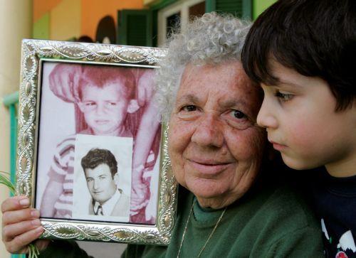 ΦΩΤΟΓΡΑΦΙΑ ΚΥΠΕ/ΚΑΤΙΑ ΧΡΙΣΤΟΔΟΥΛΟΥ Η Ελληνοκύπρια Μυροφόρα Γεωργίου κρατά μια φωτογραφία του αγνοουμένου γιου της Χρήστου ο οποίος εξαφανίστηκε στην τουρκική εισβολή στην Κύπρο το 1974. Ο Χρήστος ήταν πέντε ετών όταν εξαφανίστηκε και θεωρείτε ο νεότερος από τους Ελληνοκύπριους αγνοούμενους. Είχε τραυματιστεί ελαφρά στην εισβολή και εισήχθη στο νοσοκομείο,...