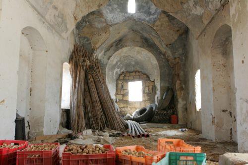 ΦΩΤΟΓΡΑΦΙΑ ΚΥΠΕ/ΚΑΤΙΑ ΧΡΙΣΤΟΔΟΥΛΟΥ Σε αποθήκη μετατράπηκε το ξωκλήσι του Αγίου Αντωνίου στο κατεχόμενο Λεονάρισσο στην Καρπασία, Παρασκευή 16 Ιουνίου 2006.Φέτος συμπληρώνονται 50 χρόνια από την τουρκική εισβολή στην Κύπρο το 1974.