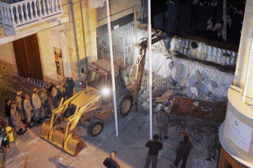 ΦΩΤΟΓΡΑΦΙΑ ΚΥΠΕ/ΚΑΤΙΑ ΧΡΙΣΤΟΔΟΥΛΟΥ Η Εθνική Φρουρά άρχισε απόψε την κατεδάφιση του τοίχου του οδοφράγματος στο τέρμα της οδού Λήδρας, 9 Μαρτίου 2007. Φέτος συμπληρώνονται 50 χρόνια από την τουρκική εισβολή στην Κύπρο το 1974.