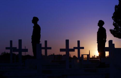 ΦΩΤΟΓΡΑΦΙΑ ΚΥΠΕ/ΚΑΤΙΑ ΧΡΙΣΤΟΔΟΥΛΟΥ Σιλουέτες στρατιωτών στο στρατιωτικό κοιμητήριο Τύμβου Μακεδονίτισσας. Φέτος συμπληρώνονται 50 χρόνια από την τουρκική εισβολή στην Κύπρο το 1974.