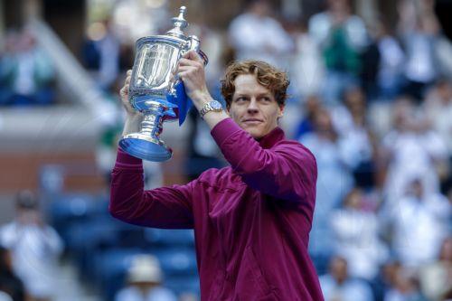 epa11593830 Jannik Sinner of Italy holds the U.S. Open Championship Trophy after his victory against Taylor Fritz of the United States during their men's final match of the US Open Tennis Championships at the USTA Billie Jean King National Tennis Center in Flushing Meadows, New York, USA, 08 September 2024.  EPA/JOHN G. MABANGLO