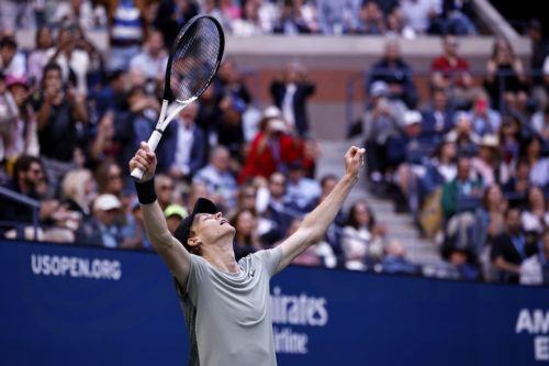 epaselect epa11593773 Jannik Sinner of Italy in celebrates his victory against Taylor Fritz of the United States during their men's final match of the US Open Tennis Championships at the USTA Billie Jean King National Tennis Center in Flushing Meadows, New York, USA, 08 September 2024.  EPA/CJ GUNTHER