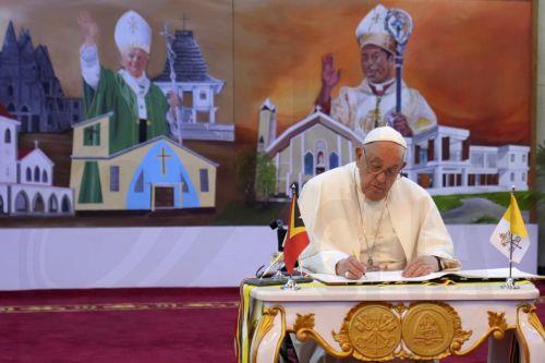 epa11594276 Pope Francis writes on the guest book during his welcome ceremony at the Presidential Palace in Dili, East Timor, also known as Timor Leste, 09 September 2024. Pope Francis is traveling from 02 to 13 September to conduct apostolic visits to Indonesia, Papua New Guinea, East Timor, and Singapore.  EPA/DITA ALANGKARA / POOL