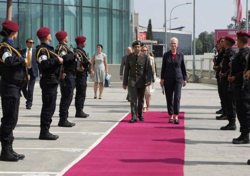 Επίσημη υποδοχή της βοηθού Γραμματέα του Υπουργείου Άμυνας των ΗΠΑ Celeste Wallander και συνάντηση με τον Υπουργός Άμυνας.