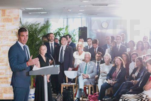 epa11597733 Spain's Prime Minister Pedro Sanchez (L) speaks during a press conference during a visit to Kunshan Industrial Park (Parque Industrial de Mondragon en Kunshan-Base de Demostracion de Cooperacion China-Espana) in Suzhou, China, 11 September 2024. Sanchez is visiting China until 11 September 2024, aiming to 'maintain the political momentum of the...