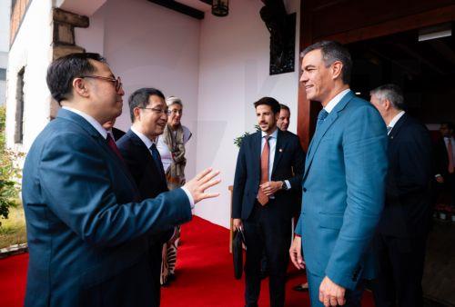 epa11597736 Spain's Prime Minister Pedro Sanchez (R) speaks with officials during a visit to Kunshan Industrial Park (Parque Industrial de Mondragon en Kunshan-Base de Demostracion de Cooperacion China-Espana) in Suzhou, China, 11 September 2024. Sanchez is visiting China until 11 September 2024, aiming to 'maintain the political momentum of the bilateral...