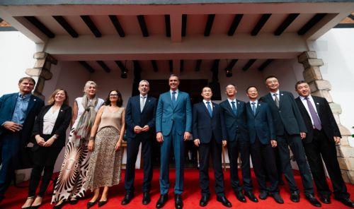 epa11597737 Spain's Prime Minister Pedro Sanchez (C) visits Kunshan Industrial Park (Parque Industrial de Mondragon en Kunshan-Base de Demostracion de Cooperacion China-Espana) in Suzhou, China, 11 September 2024. Sanchez is visiting China until 11 September 2024, aiming to 'maintain the political momentum of the bilateral relationship, strengthen economic...