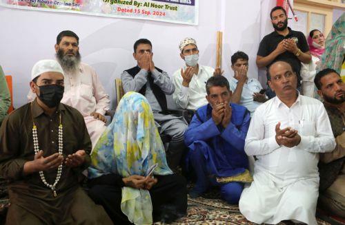 epa11605326 A bride and groom, along with others, pray during a mass marriage ceremony in Srinagar, the summer capital of Indian Kashmir, 15 September 2024. A total of 60 orphan girls and low-income couples got married during a mass ceremony organized by the non-governmental organization (NGO) 'J&K Al Noor Yateem Trust' to provide financial support to...